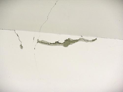 墻面開裂、發霉怎么辦？